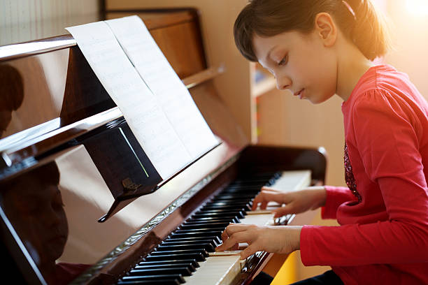 dziewczyna gra na fortepianie - pianist grand piano piano playing zdjęcia i obrazy z banku zdjęć