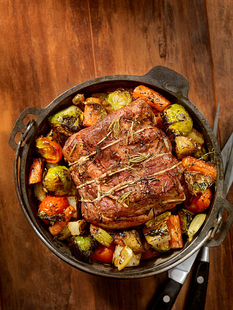 закрытый ужин приготовленный в духовке - pork roast pork roasted meat стоковые фото и изображения