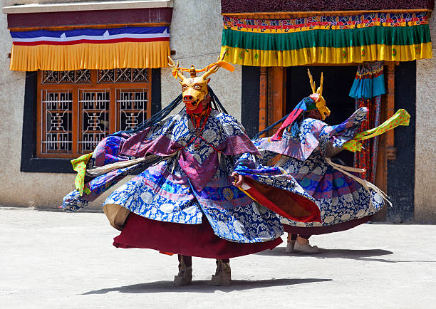 챔 댄스 in 라마유루 곰파 높디높은 산맥, 라다크 (꽝닌 인도 - traditional festival ladakh ethnic music india 뉴스 사진 이미지