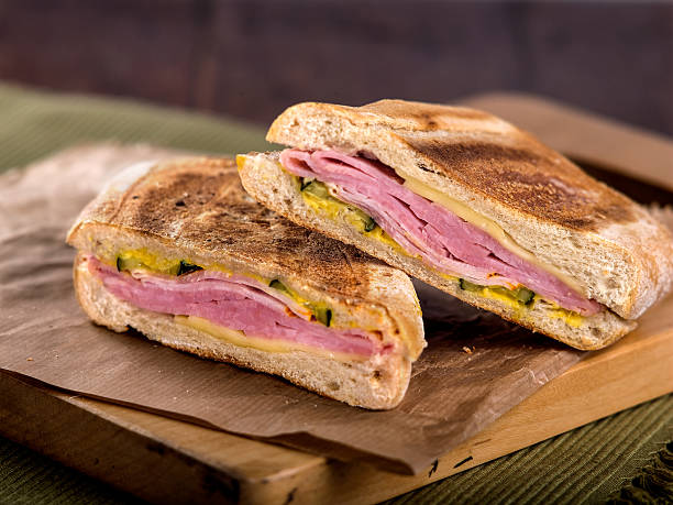 presunto e queijo tostados sanduíche de pão de queijo prensado - sandwich delicatessen bread cheese imagens e fotografias de stock