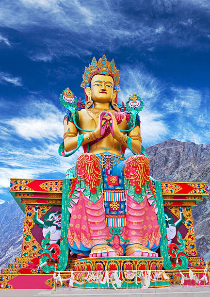 pomnik maitreya budda w pobliżu diskit klasztor w nubra valley, - tibet india tibetan culture buddhism zdjęcia i obrazy z banku zdjęć