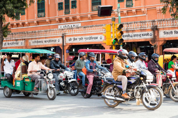 Udaipur, Indien - December 9, 2015: Street scene in Udaipur showing traffic including rickshaws and motorcycles, India, Asia.