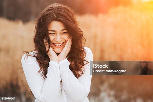 Rostro De Mujer Sonriente Al Aire Libre Foto de stock y más banco de imágenes de Mujeres - Mujeres, Tímido, Felicidad