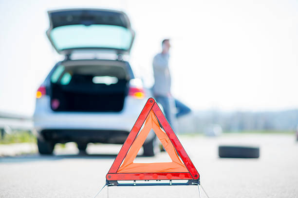 car problems, red warning triangle! - vehicle breakdown stockfoto's en -beelden