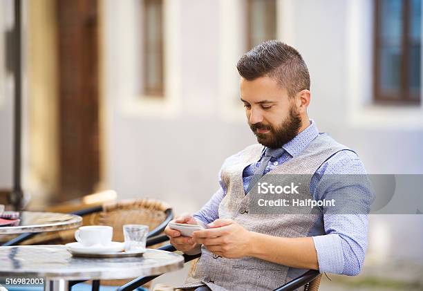 Hipster Geschäftsmann Im Café Stockfoto und mehr Bilder von Am Telefon - Am Telefon, Berufliche Beschäftigung, Betrachtung