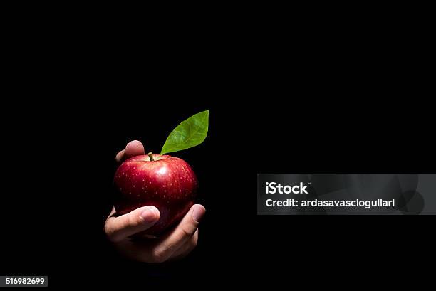 La Mano Con Una Manzana Foto de stock y más banco de imágenes de Tentación - Tentación, Manzana, Maldad