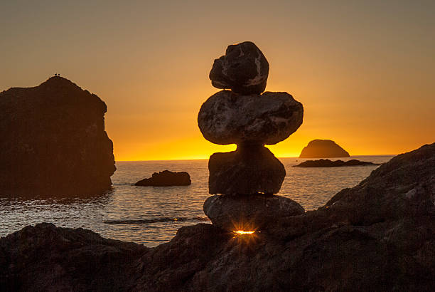 puesta de sol en la playa de rocas - humboldt county california coastline island fotografías e imágenes de stock