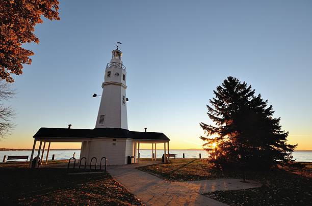 faro de ladrillo blanco en amanecer - winnebago fotografías e imágenes de stock