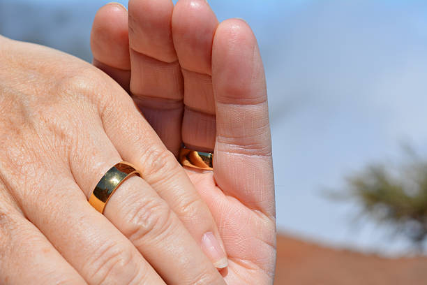 casal feliz segurando hands.man e mulher mãos. - handsman - fotografias e filmes do acervo