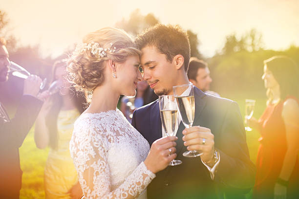 de recién casados clinking gafas fuera - wedding reception bridesmaid wedding party fotografías e imágenes de stock