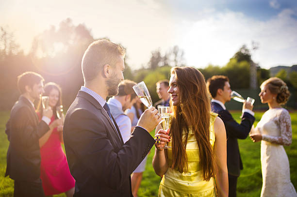 свадебные гости произносят тосты - wedding reception wedding party bridesmaid стоковые фото и изображения