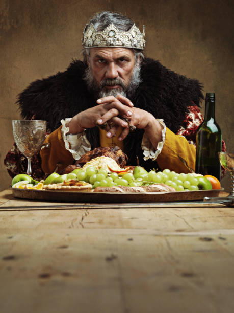 ele feasts enquanto a serfs fome - real food imagens e fotografias de stock