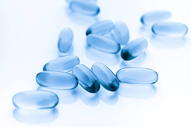 vitamina ômega 3 cápsulas de óleo de peixe - capsule pill lecithin fish oil - fotografias e filmes do acervo