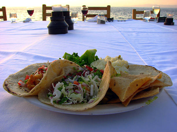tacos di pesce fresco sulla spiaggia - non alcoholic beverage comfort food snack dining table foto e immagini stock