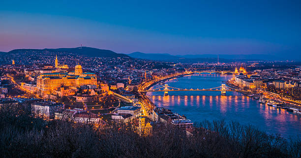 panorama w budapeszcie, węgry w zmierzchu - budapest chain bridge hungary palace zdjęcia i obrazy z banku zdjęć