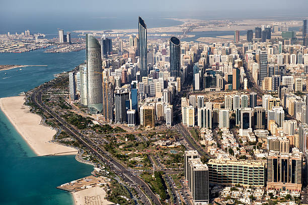 高層ビルで、アブダビの海岸線 - abu dhabi united arab emirates corniche city ストックフォトと画像