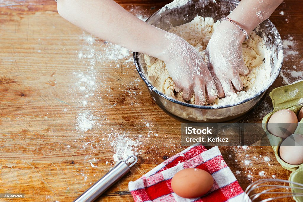 Chica en la cocina jugando con harina - Foto de stock de Hornear libre de derechos