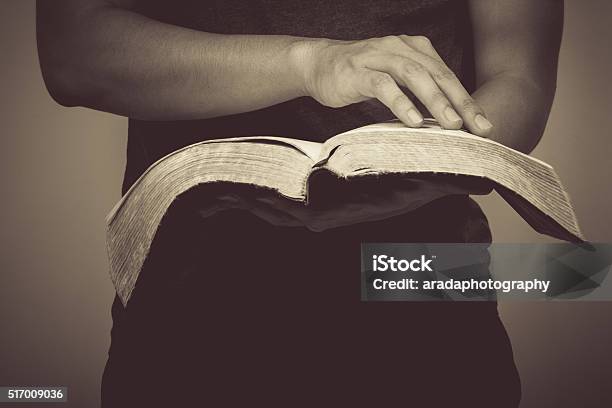 Jahrgang Ton Mann Lesen Das Heilige Bibel Stockfoto und mehr Bilder von Respekt - Respekt, Bibel, Beten