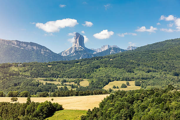 mont aiguille vercors płaskowyż grenoble, francja - mountain cliff mountain peak plateau zdjęcia i obrazy z banku zdjęć