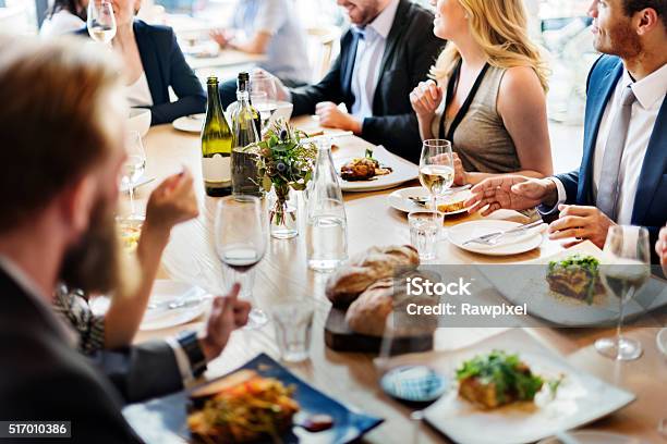 Alegre Negocios Celebrar Alegre Satisfacción Concepto Foto de stock y más banco de imágenes de Sentarse a comer