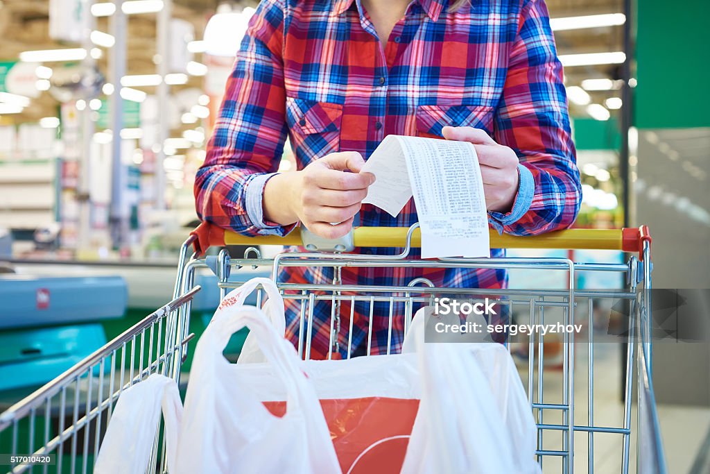 Casalinga donna guardando il check-in negozio - Foto stock royalty-free di Supermercato