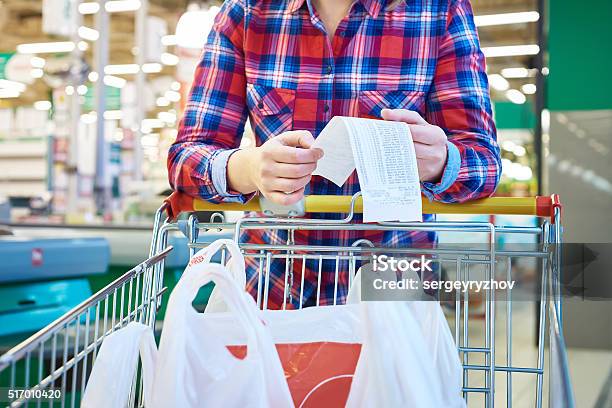 Casalinga Donna Guardando Il Checkin Negozio - Fotografie stock e altre immagini di Supermercato - Supermercato, Fare spese, Vendita al dettaglio