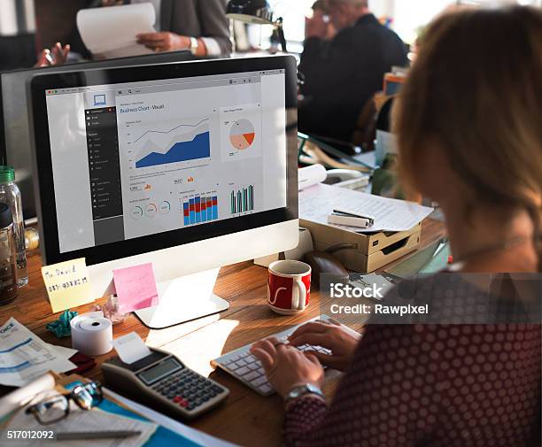 Geschäftsfrau Arbeiten Dashboard Strategie Researchkonzept Stockfoto und mehr Bilder von Dashboard - visuelle Darstellung