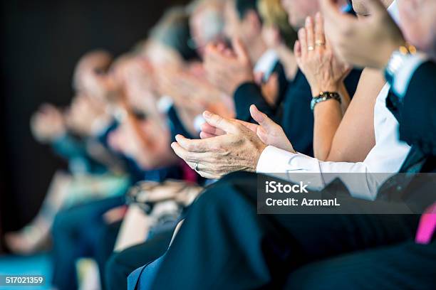 Geschäftsleute Applaudieren Stockfoto und mehr Bilder von Konferenzzentrum - Konferenzzentrum, Alter Erwachsener, Offizielles Treffen