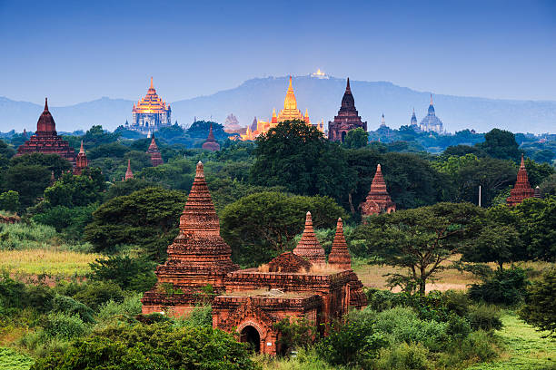 、バガンの寺院をバガン、ミャンマー日の出 - shwezigon paya ストックフォトと画像