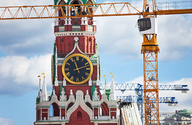 크레믈린 시계 바라요 ��보기를 공사장 크레인 - perestroika 뉴스 사진 이미지