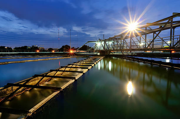 широкий угол зрения водоочистная станция - sewage treatment plant water plant water purification plant industry стоковые фото и изображения