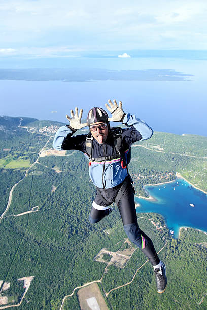 parachutist in aria - skydiving air aerial view vertical foto e immagini stock