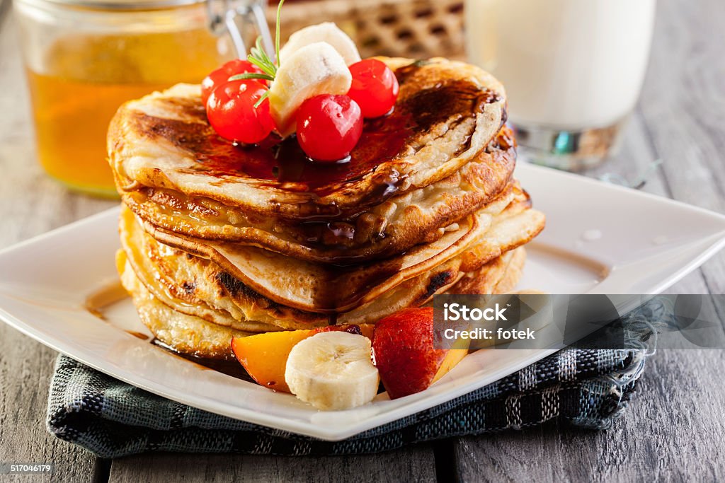 Salsa de chocolate panqueques con frutas y vaso de leche - Foto de stock de Alimento libre de derechos