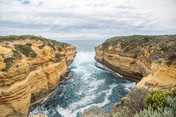 wielki ocean road wapień klify i zatokę - london arch great ocean road cliff australia zdjęcia i obrazy z banku zdjęć