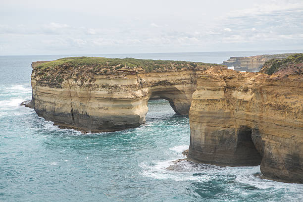 wielki ocean road wapień klify i zatokę - london arch great ocean road cliff australia zdjęcia i obrazy z banku zdjęć