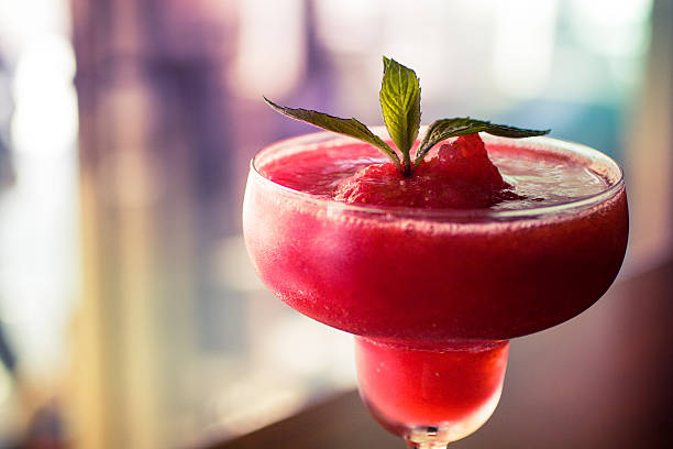 helado de fresa daiquiri - daiquiri fotografías e imágenes de stock