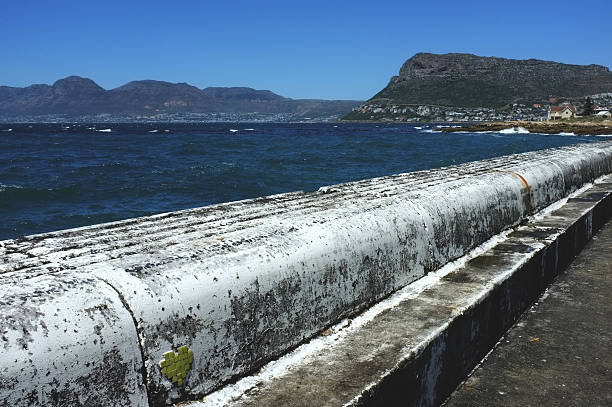 カルク湾の港の壁にサイモンズタウンの距離です。 - south africa coastline sea wave ストックフォトと画像