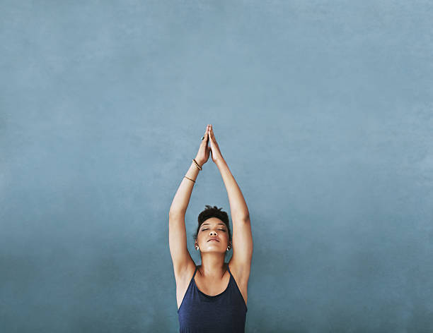 彼女のフィットネス目標に到達 - yoga zen like women meditating ストックフォトと画像