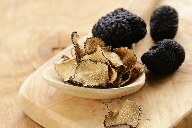 дорогие редких черных трюфелей гриб-gourmet овощной - truffle стоковые фото и изображения