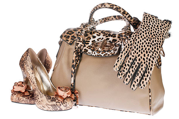 леопардовая сумка, обувь и перчатки - leopard 2 стоковые фото и изображения