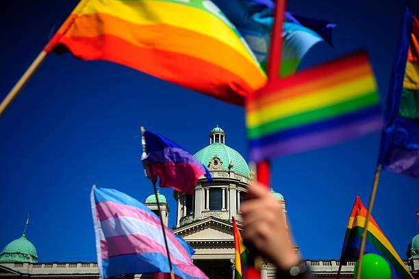 serbische parlament mit regenbogen flags während gay-parade - political history stock-fotos und bilder