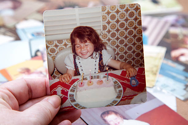 fotografie k narozeninám ze 70. let - dezert sladké jídlo fotky - stock snímky, obrázky a fotky