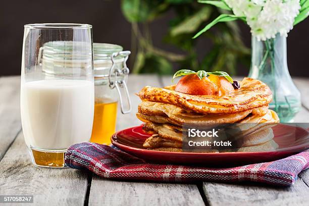 Panqueques Con La Miel Frutas Y Vaso De Leche Foto de stock y más banco de imágenes de Alimento - Alimento, Arce, Blanco - Color