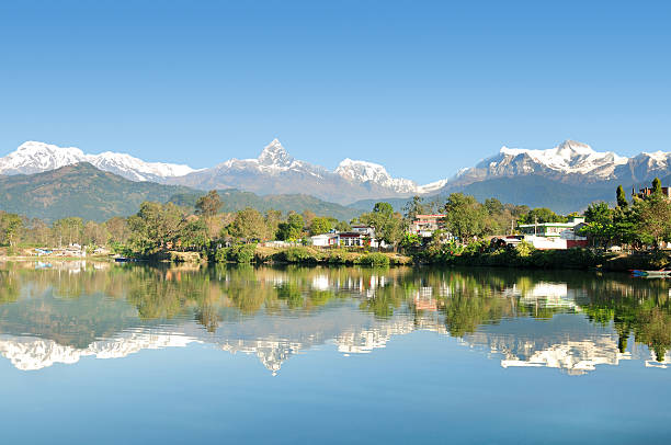 мачапучаре и хребет аннапурна отражение на pewa pokhara озеро,, непал - annapurna range стоковые фото и изображения