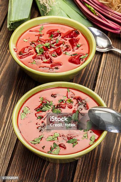 Remolacha Sopa De Verduras Frescas En Un Tazón Foto de stock y más banco de imágenes de Alimento - Alimento, Borsch, Calor