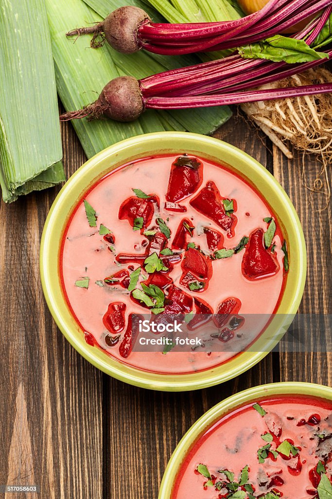 Remolacha sopa de verduras frescas en un tazón - Foto de stock de Alimento libre de derechos