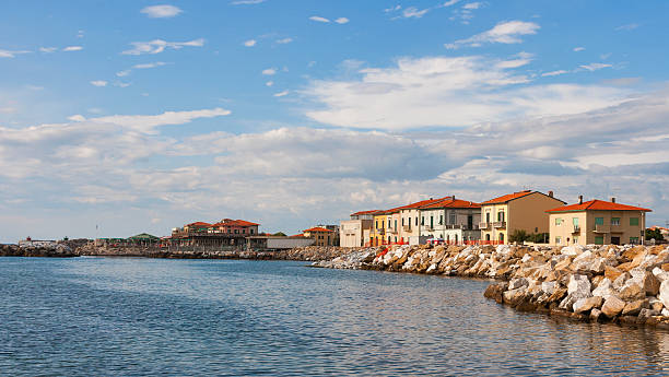 marina di pisa pôr do sol vista da cidade - marina di pisa imagens e fotografias de stock