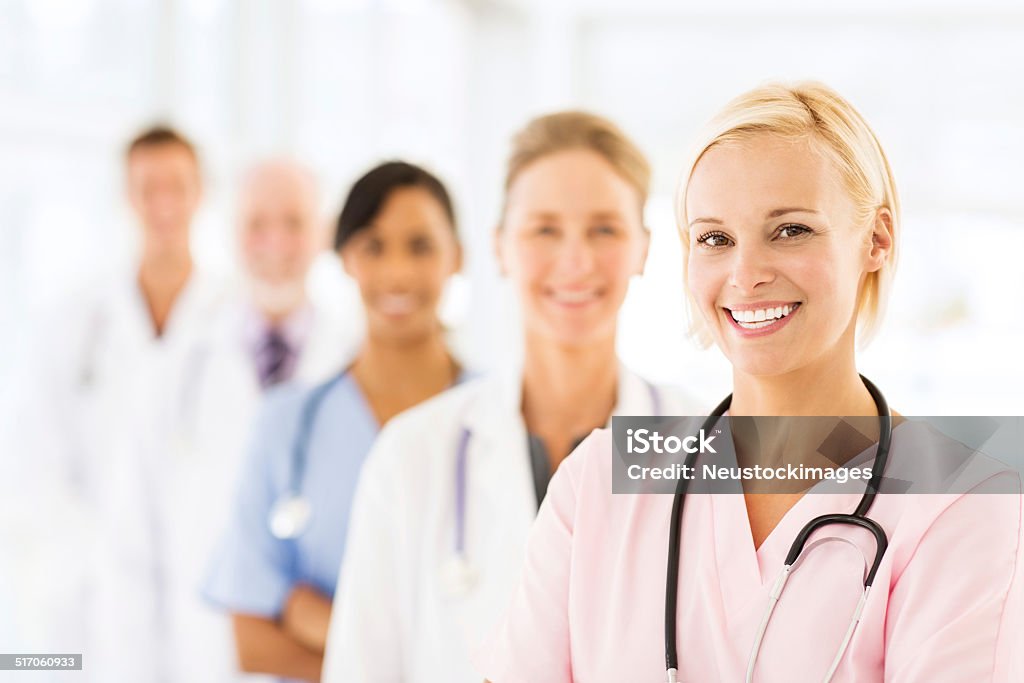 Lächelnd weibliche Krankenschwester mit medizinischen Teams - Lizenzfrei Krankenpflegepersonal Stock-Foto