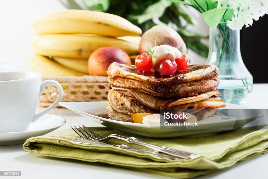 Panqueques con frutas y una salsa de chocolate - Foto de stock de Alimento libre de derechos