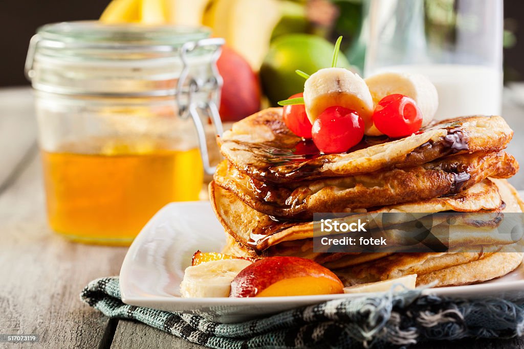 Salsa de chocolate panqueques con frutas y vaso de leche - Foto de stock de Alimento libre de derechos